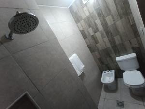 Un baño pequeño con inodoro y lavabo. en SURI, en Salta