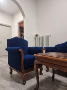 uma sala de estar com duas cadeiras azuis e uma mesa de centro em Castle luxury home em Quios