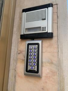 um telefone público está ligado ao lado de uma parede em A Casa di Nonno Dorgali em Dorgali