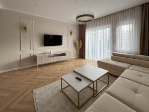 sala de estar con sofá y TV en Apartament Magdy Stachuli en Jelenia Góra