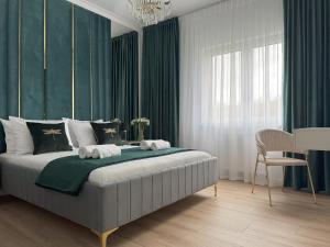 1 dormitorio con 1 cama grande y cortinas verdes en Apartament Magdy Stachuli en Jelenia Góra