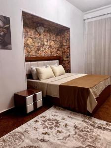 Cama ou camas em um quarto em شقة بجاردن سيتي بجوار سميراميس ٢