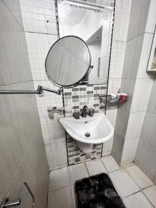 Um banheiro em شقة بجاردن سيتي بجوار سميراميس ٢