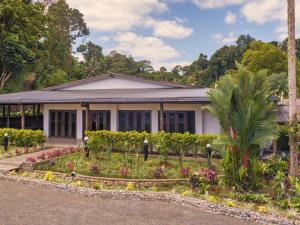 ein Gebäude mit einem Garten davor in der Unterkunft Novotel Suva Lami Bay in Suva