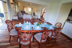 een eettafel en stoelen met een blauwe tafel en stoelen bij Zuhri Villas Diani in Diani Beach