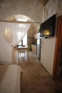ジョヴィナッツォにあるRubini's Houseのキッチン(テーブル、テレビ付)が備わる客室です。