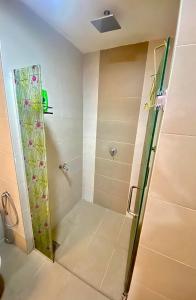 y baño con ducha y puerta de cristal. en Ain Studio Apartment, en Kota Bharu