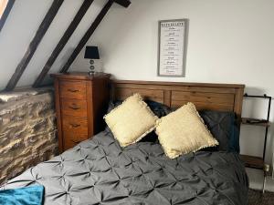 Crosskeys Inn Guest Rooms in Wye Valley في هيريفورد: غرفة نوم عليها سرير ووسادتين