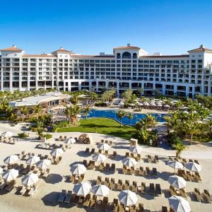 eine Luftansicht eines Resorts mit einem großen Gebäude in der Unterkunft Waldorf Astoria Dubai Palm Jumeirah in Dubai