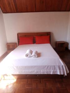 sypialnia z łóżkiem z dwoma ręcznikami w obiekcie Auberge Nofiko w mieście Talata-maty