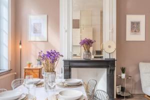 uma sala de jantar com uma mesa e uma lareira em 1 bedroom apartment in the city center, near metro em Lille mais 15 fotografias