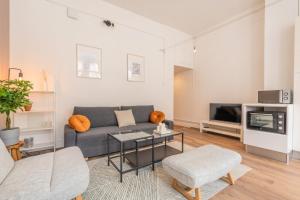 uma sala de estar com um sofá e uma TV em 1 bedroom apartment in the city center, near metro em Lille