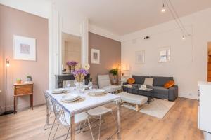 uma sala de estar com uma mesa e um sofá em 1 bedroom apartment in the city center, near metro em Lille