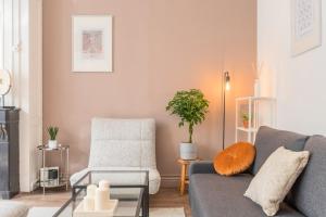 uma sala de estar com um sofá e uma cadeira em 1 bedroom apartment in the city center, near metro em Lille