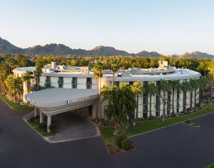 eine Luftansicht des mgm Grand Hotels und des Casinos in der Unterkunft Embassy Suites by Hilton Phoenix Biltmore in Phoenix