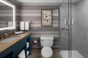 Embassy Suites by Hilton Phoenix Biltmore的一间浴室