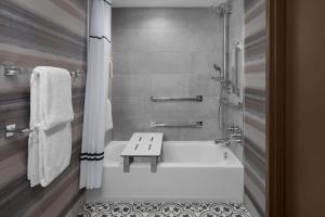 Embassy Suites by Hilton Phoenix Biltmore的一间浴室