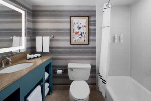 Embassy Suites by Hilton Phoenix Biltmore的一间浴室