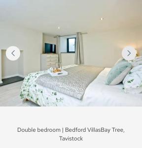 een slaapkamer met een bed met een tafel erop bij Bay Tree in Tavistock