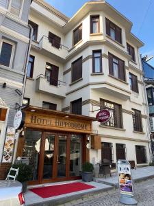 un grand bâtiment avec un hotelhovota dans l'établissement Hippodrome Hotel, à Istanbul