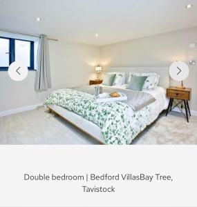 een slaapkamer met een bed en een raam bij Bay Tree in Tavistock