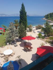 uma vista superior para uma praia com mesas e guarda-sóis em Hotel Marco Polo em Slatine