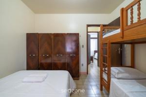Dviaukštė lova arba lovos apgyvendinimo įstaigoje Casa a 2 quadras do mar em Porto Belo BRR0097