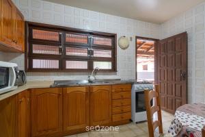 Virtuvė arba virtuvėlė apgyvendinimo įstaigoje Casa a 2 quadras do mar em Porto Belo BRR0097