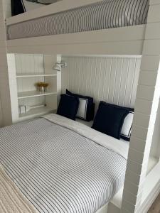 Un dormitorio con una cama grande con almohadas azules. en BBA Moledo - Beachfront Apartment, en Moledo