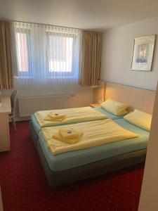 a hotel room with two beds in a room at Gästehaus Niki in Tauberbischofsheim