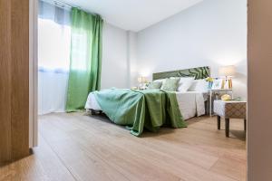 a bedroom with a bed and a green curtain at Top family apartment by Lofties in Terrassa