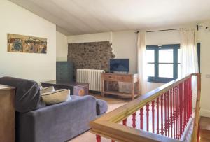 sala de estar con sofá y TV en Private country house surrounded by olive trees, en Crespiá