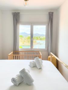 a bedroom with a bed with two towels on it at Majordoms - Apartment Cau del Llop, Llança in Llança