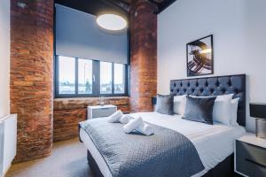 1 dormitorio con 1 cama grande y algunas ventanas en Meadow Mill by Staycay, en Stockport