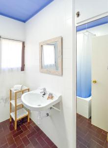 un baño con lavabo y bañera en Majordoms - Can Vedruna, Girona, en Riudellots de la Creu