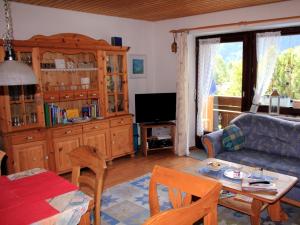 a living room with a couch and a table at Ferienwohnung Mattenklotz in Sachrang