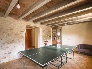 een tafeltennistafel in het midden van een kamer bij Private country house with pool and barbecue in Girona