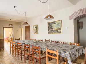 comedor grande con mesa larga y sillas en Private country house with pool and barbecue, en Girona