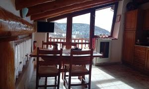 Kuchyňa alebo kuchynka v ubytovaní Appartamento incantevole con vista sulla vallata