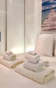 ニースにあるBlue Dreamのベッドに白いタオルを用意しています。