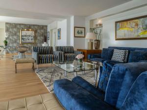 Ein Sitzbereich in der Unterkunft Mövenpick Hotel Beirut
