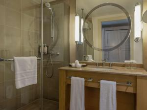 Ein Badezimmer in der Unterkunft Mövenpick Hotel Beirut