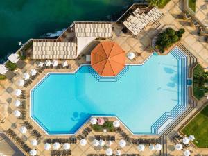 Der Swimmingpool an oder in der Nähe von Mövenpick Hotel Beirut