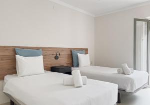 2 camas en una habitación con 2 camas blancas en Majordoms - Ca les Cosines 47, en Banyoles