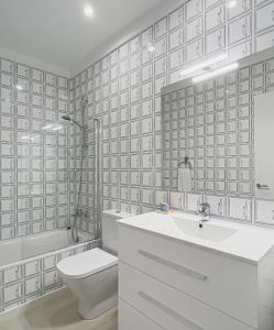 Baño blanco con aseo y lavamanos en Majordoms - Ca les Cosines 47, en Banyoles