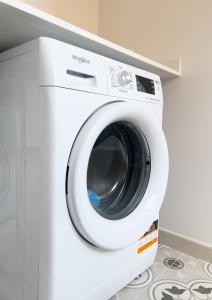 Un lave-linge blanc est installé dans une pièce. dans l'établissement Majordoms - Ca les Cosines 47, à Banyoles