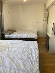 um quarto com duas camas e uma televisão em Studi 400 Vieux Port Opéra em Marselha