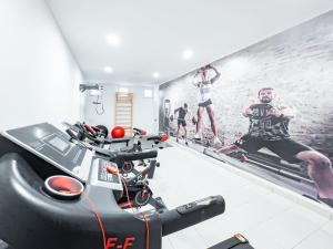 une salle de sport avec un vélo. dans l'établissement Majordoms - Sports Villa Banyoles, à Banyoles