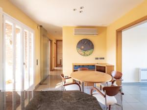ein Esszimmer mit einem Tisch und Stühlen in der Unterkunft Spectacular villa with gym in Banyoles