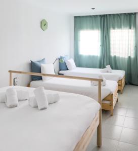 Un grupo de 4 camas en una habitación en Casa Sarnella, en Port de la Selva
